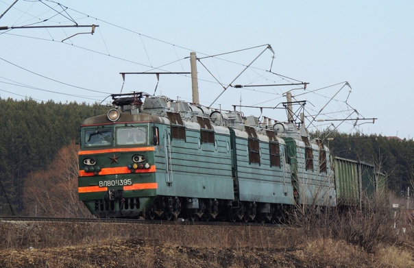 Электровоз ВЛ80С-1395 с грузовым поездом следует по перегону Агрыз - Уром, граница республики Татарстан и Удмуртской республики