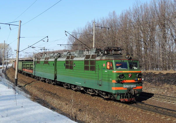 Электровоз ВЛ80С-2656 с грузовым поездом следует по перегону Уром - Агрыз, Удмуртия
