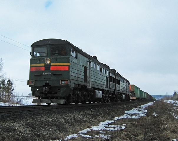 Тепловоз 2ТЭ10У-0001 с грузовым поездом на перегоне Агрыз - Ижбобья, Татарстан