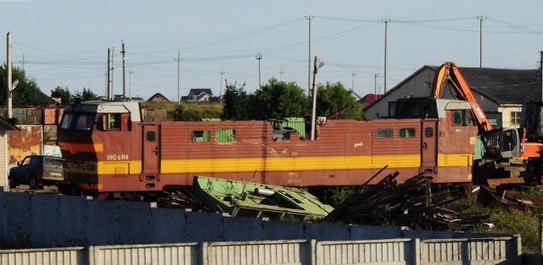 Порезанный электровоз ЧС4Т-691 на подъездном пути от станции Арск, Татарстан