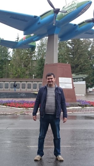 Г. Бугульма, Татарстан. Самолет Пе-2, мемориал вечной славы