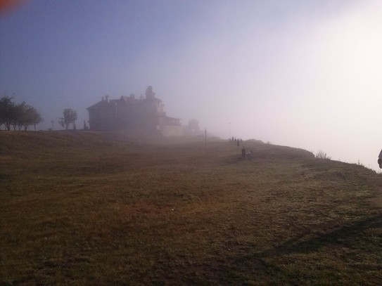Кафешка в тумане выглядит как замок!