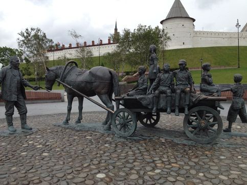 Казань. Памятник работнику рынка, на деньги которого были приобретены 80 автобусов для родного города