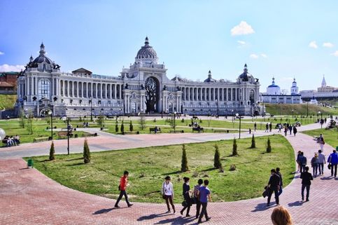 Дворцовая площадь перед Дворцом земледельцев