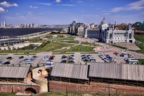 Вид на единственную разобранную после пугачевского штурма башню, реку Казанку и дворец Земледельцев