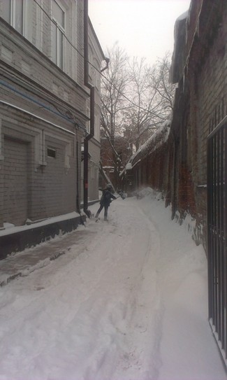 Передвигаться по заваленной снегом Казани нелегко. Люди с лопатами или скребками встречаются у каждого дома, в каждом переулке и дворике