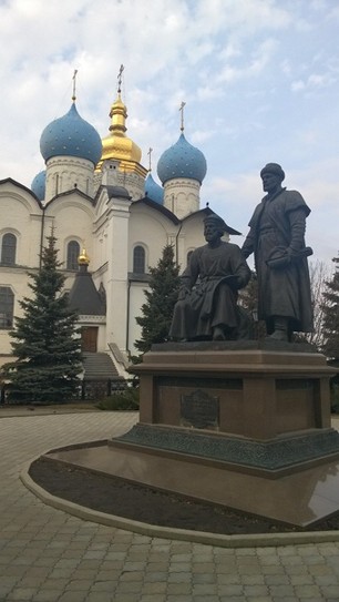 Памятник зодчим Казанского кремля и Благовещенский собор