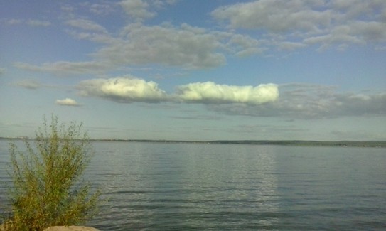 Правый берег Волги, вдалеке Казань на левом берегу