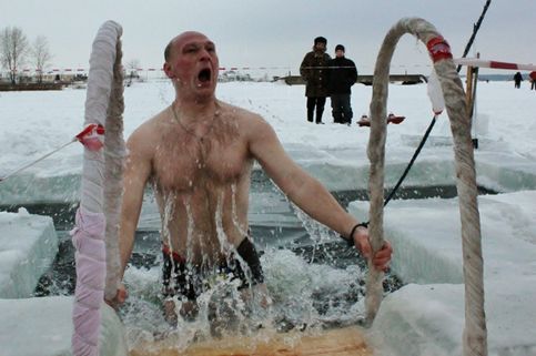 Крещенские купания в проруби на реке Мелекеска, г. Набережные Челны, 19 января 2012