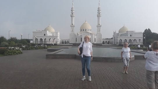 Очень красивая белая мечеть, жаль ливень с грозой и громом случился