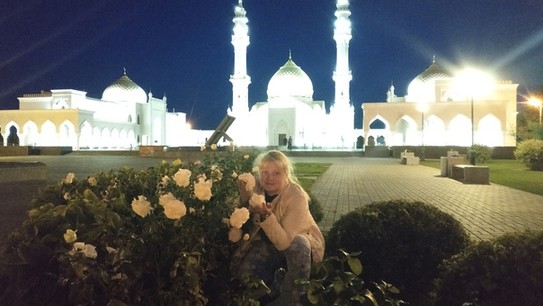 Белая мечеть, белые розы