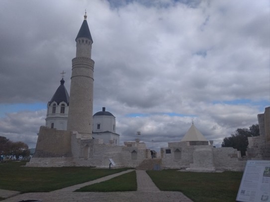 Развалины Соборной мечети (XIII век) и Успенская церковь (XVIII век)