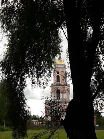 Вышневолоцкий Казанский женский монастырь, основан в 1872г  Колокольня монастыря самое высокое сооружение монастыря построено в 1888 году. Предполагают, что архитектором также является Каминский