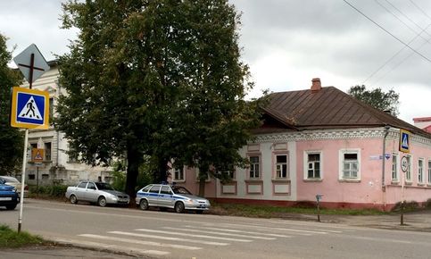 Небольшой особняк середины 19 века, занятый МВД. Кашин, Тверская область. 2021