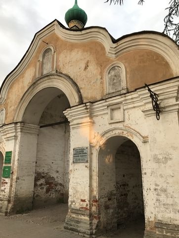 Ворота Знаменского женского монастыря. Осташков, Тверская обл. Июль 2019 года