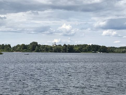 Житенный Смоленский монастырь с озера Селигер. Осташков, Тверская обл. Июль 2019 года