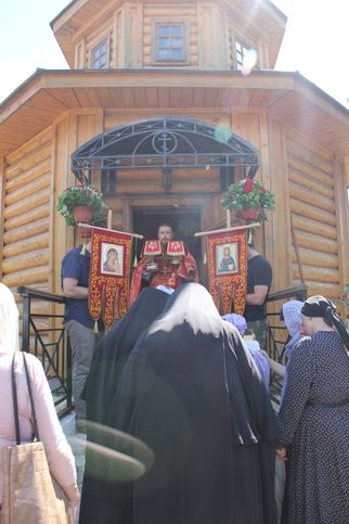 17 июля в день памяти Царственных страстотерпцев - в день возрождения нашего монастыря - была совершена Божественная Литургия на монастырском подворье в дер. Заполек Осташкоского района