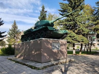Памятник танкистам - танк Т-34-85, площадь Мира, Ржев