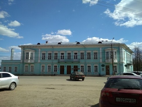 Это здание было построено в 1854 г., и Пушкин, естественно, никак не мог есть тут знаменитые пожарские котлеты