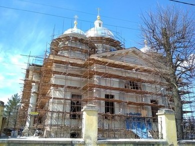 Спасо - Преображенский собор находится на территории новоторжского  Кремля, на месте, где стоял деревянный храм, сожжнный в 1238 г. Татаро - монголами (Е. С. )