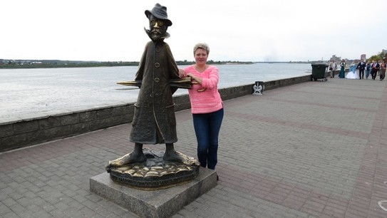 Памятник Чехову на набережной реки Томь в Томске