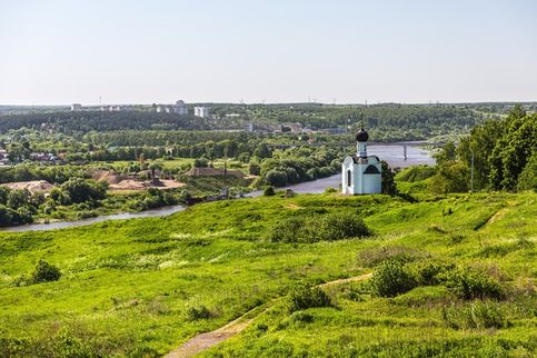 Панорама Ильинской горки и заокской (новой) части города Алексин. Было бы здорово, но сплошные карьеры, заводы и трубы на той стороне очень портят вид. Поэтому панораму нельзя назвать очень красивой
