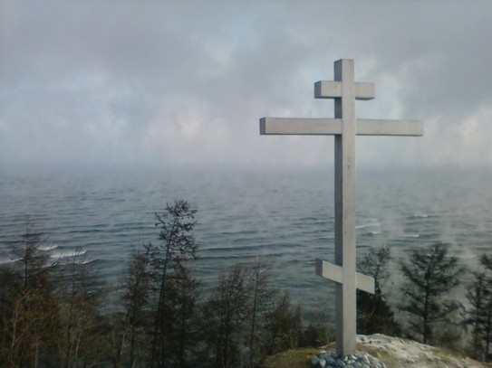 Поклонный крест на берегу байкала