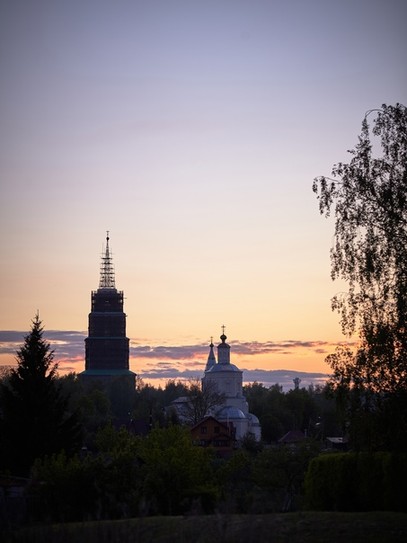 Никольская колокольня и Богоявленская церковь на закате. Вид с Пушкарской слободы