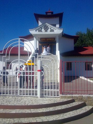 Буддийский монастырь в Кызыле: молодожны