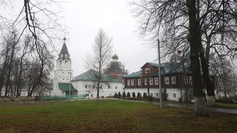 Александров (Владимирская область). Покровская церковь (1513), тоже возведена Алевизом Новым. Деревянный дом - настоятельские покои