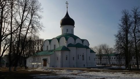 Женский монастырь с уютной тишиной)
