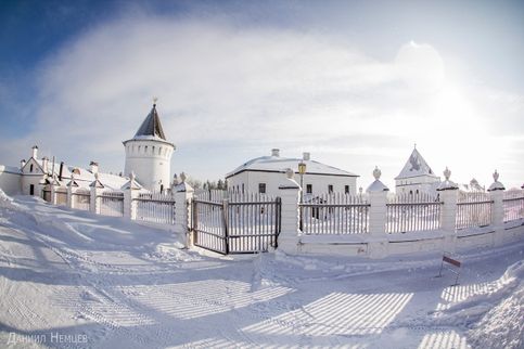 Утро в Тобольском кремле, после весеннего снегопада. Орловская башня. Братский (монашеский) корпус. Восточная квадратная башня