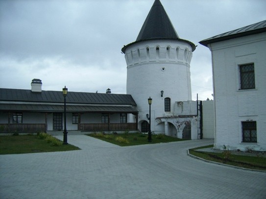 Просфирная слева от башни, справа - дом монахов